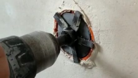 Narzędzie Scrober skrawające puszkę elektryczną podtynkową za pomocą wiertarki
